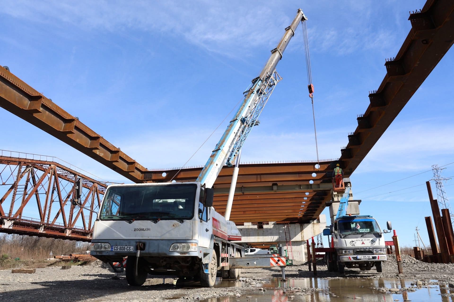 ინფრასტრუქტურის მინისტრი ფოთში, მდინარე რიონზე ახალი ხიდის მშენებლობის სამუშაოებს გაეცნო - image 2