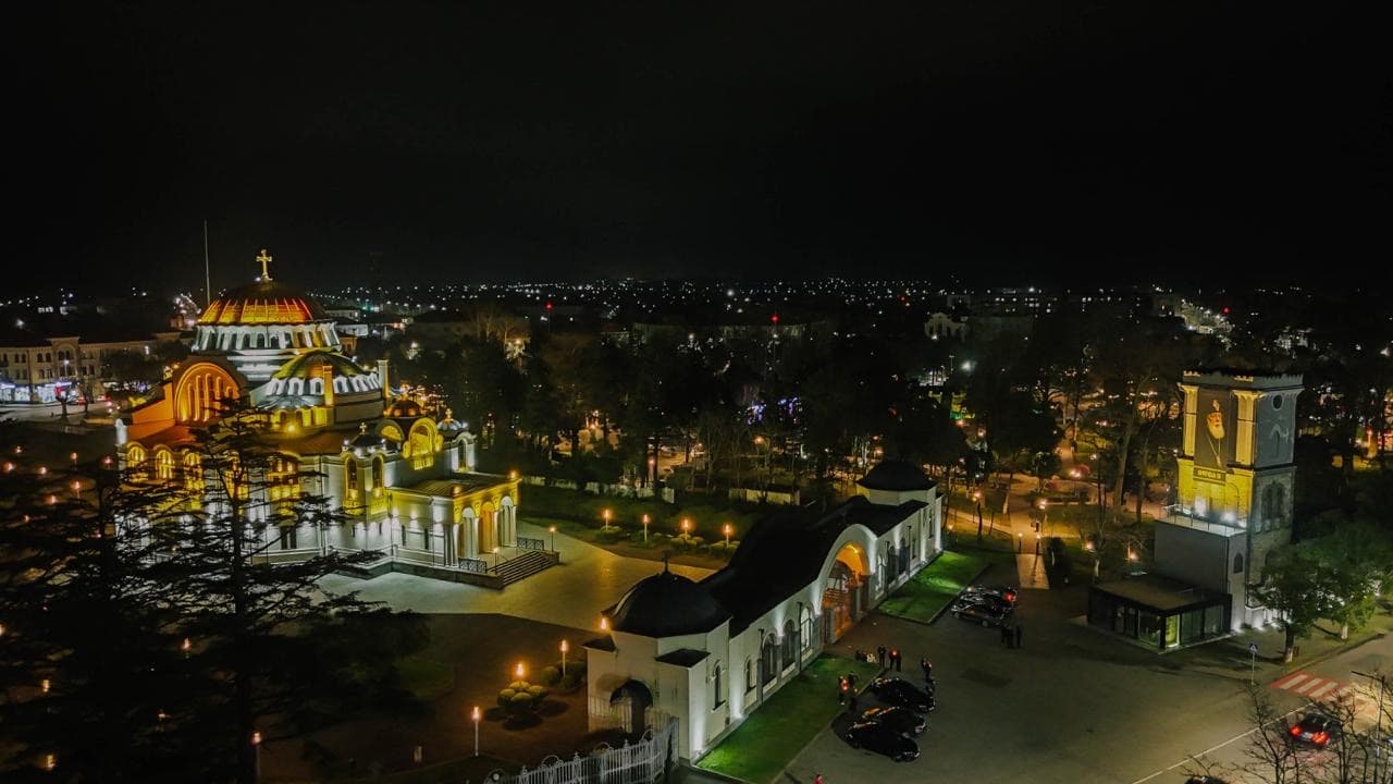 ფოთის საკათედრო ტაძრის მიმდებარედ, პატრიარქის ბანერი გამოიფინა - image 5