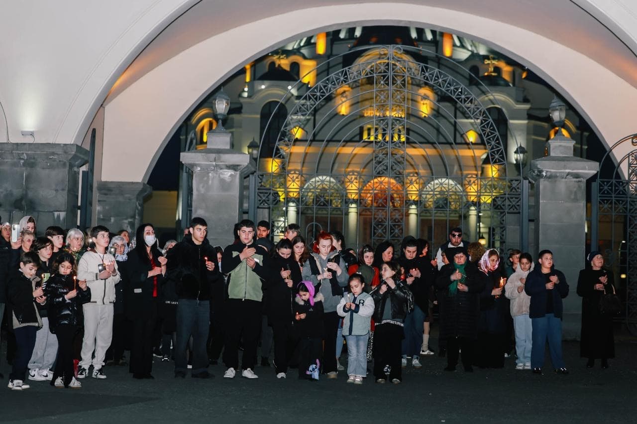 ფოთის საკათედრო ტაძრის მიმდებარედ, პატრიარქის ბანერი გამოიფინა - image 4