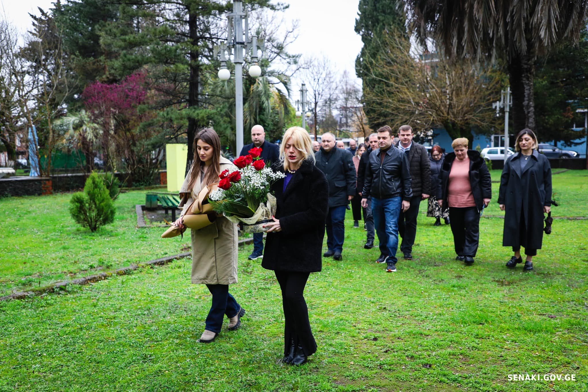 გურამ გაბისკირიას ბიუსტი სენაკის ადგილობრივი ხელისუფლების წარმომადგენლებმა შეამკეს - image 2