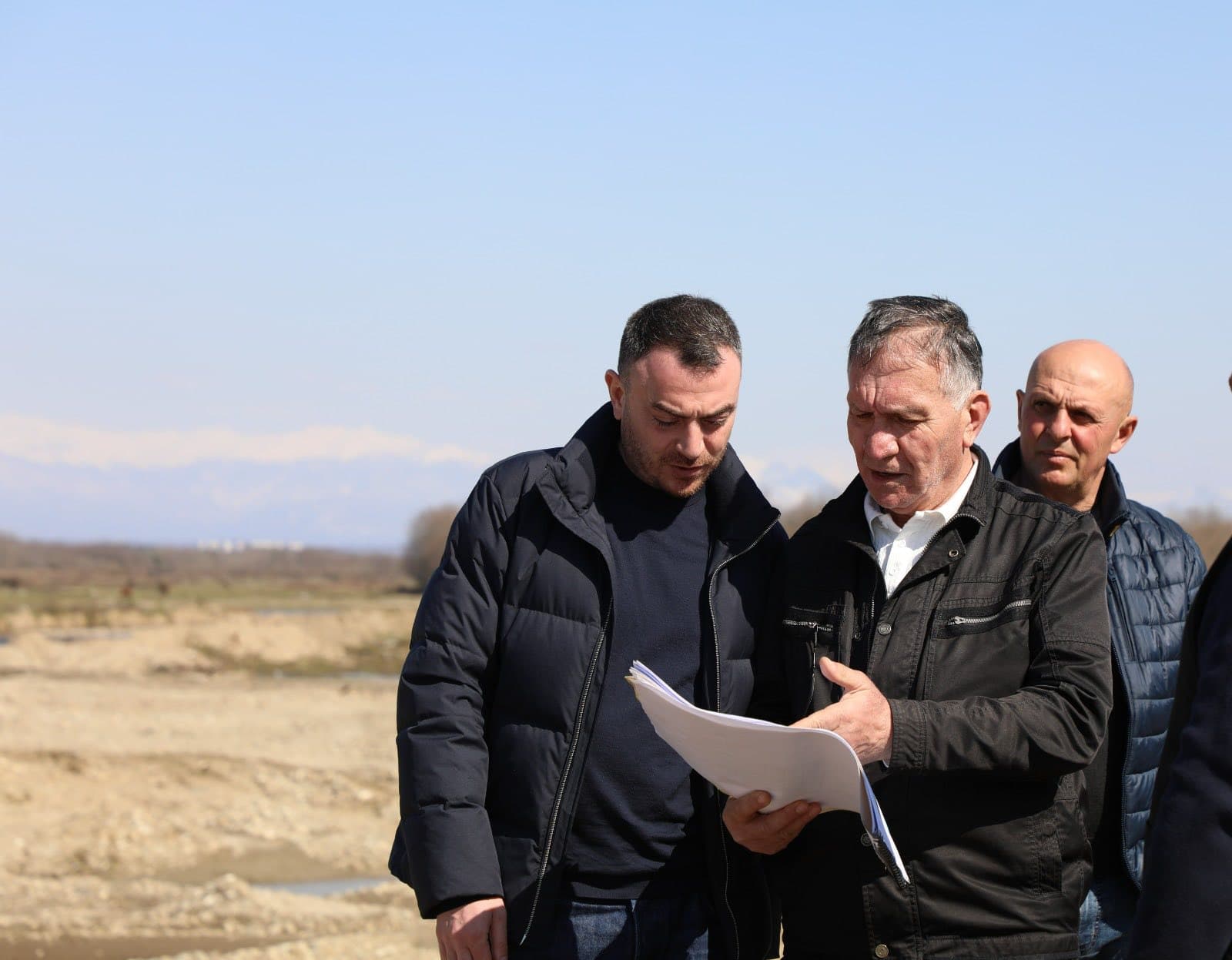 ზუგდიდის მერი ცაიში-ოქტომბერის დამაკავშირებელ გზაზე, ნაპირდაცვითი გაბიონის მოწყობის სამუშაოებს გაეცნო - image 2