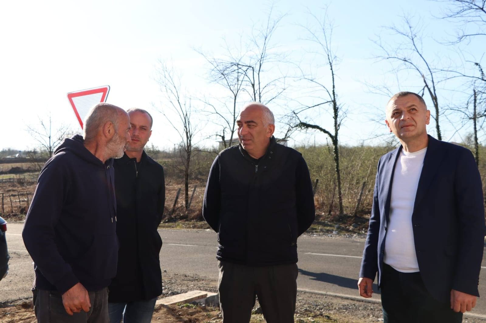 წალენჯიხის შესასვლელში სტენდი ეწყობა სადაც მუნიციპალიტეტის გერბი განთავსდება