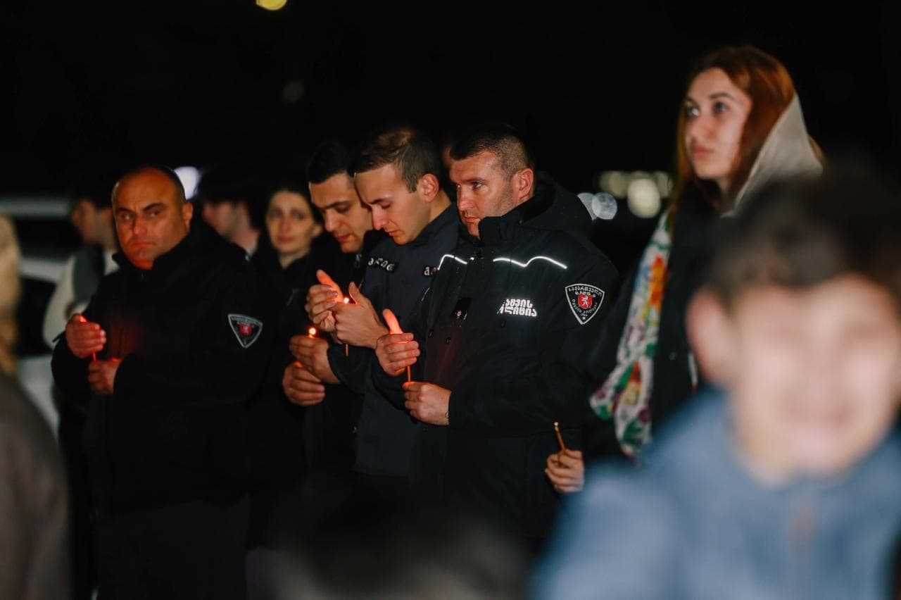 ფოთის საკათედრო ტაძრის მიმდებარედ, პატრიარქის ბანერი გამოიფინა - image 8