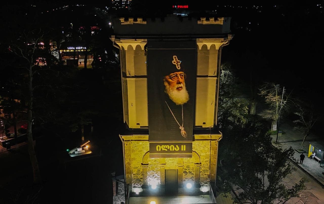 ფოთის საკათედრო ტაძრის მიმდებარედ, პატრიარქის ბანერი გამოიფინა - image 2