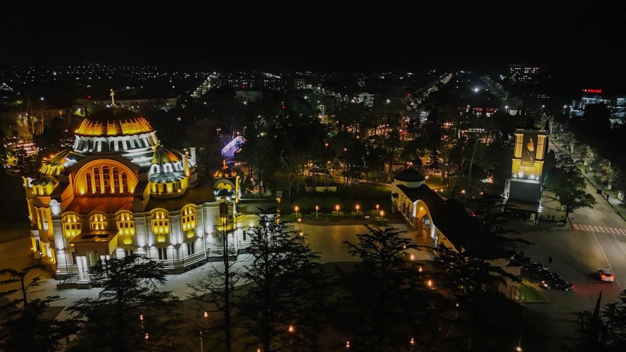 ფოთის საკათედრო ტაძრის მიმდებარედ, პატრიარქის ბანერი გამოიფინა - image 3