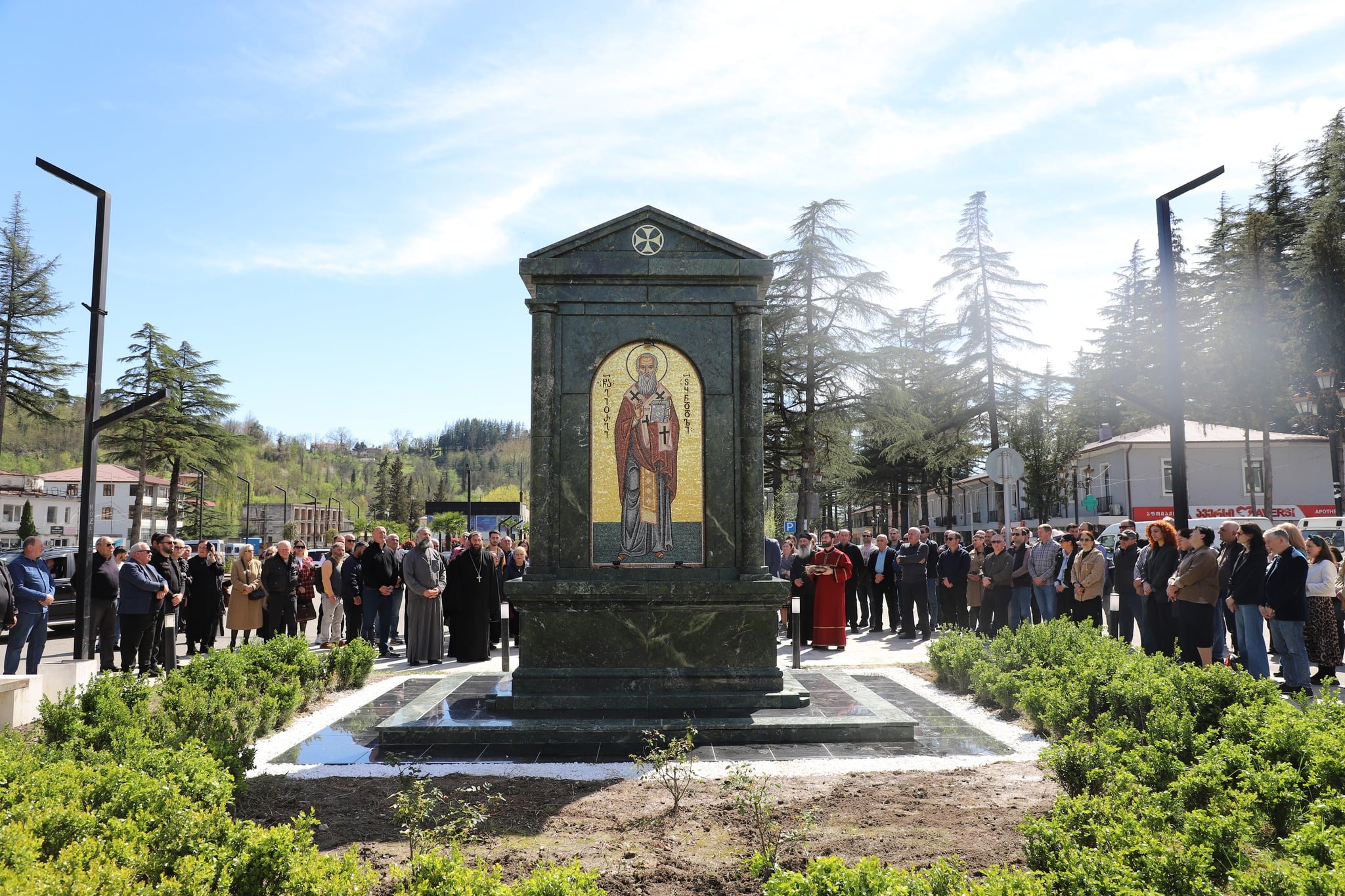 მარტვილში ქალაქის ცენტრში ღვთისმშობლის და გიორგი ჭყონდიდელის ხატები განთავსდა