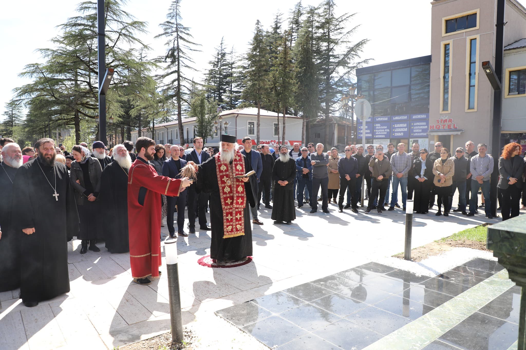 მარტვილში ქალაქის ცენტრში ღვთისმშობლის და გიორგი ჭყონდიდელის ხატები განთავსდა - image 3