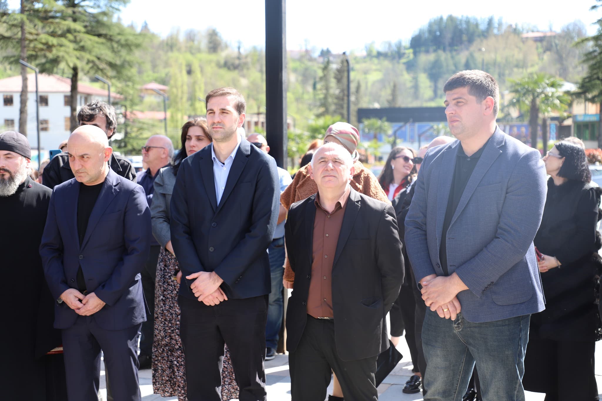 მარტვილში ქალაქის ცენტრში ღვთისმშობლის და გიორგი ჭყონდიდელის ხატები განთავსდა - image 4