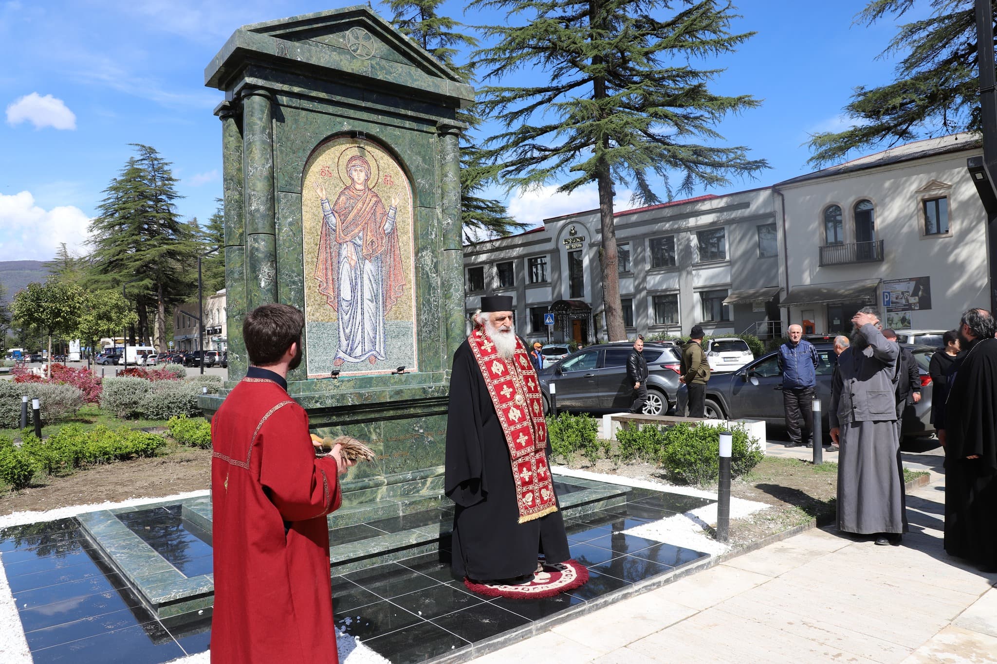 მარტვილში ქალაქის ცენტრში ღვთისმშობლის და გიორგი ჭყონდიდელის ხატები განთავსდა - image 5