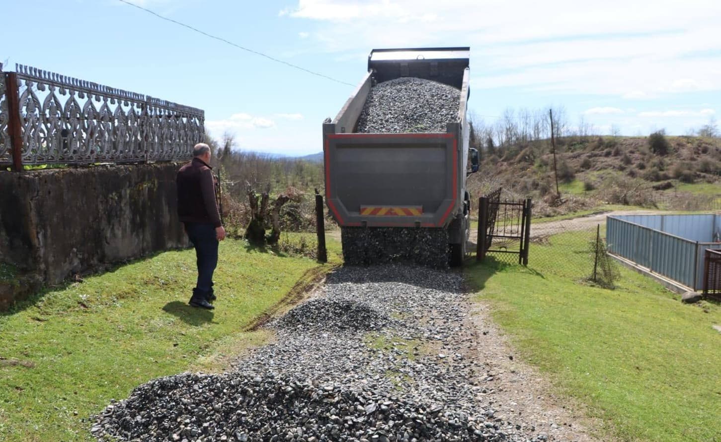 აღდგომის დღესასწაულთან დაკავშირებით წალენჯიხაში სასაფლაოების და მიმდებარე ტერიტორიების მოწესრიგების სამუშაოები გრძელდება