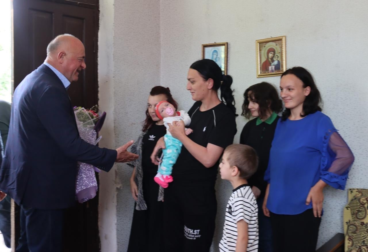 ჩხოროწყუს მერმა ფრიდონ კოხიას ოჯახს მეშვიდე შვილის შეძენა მიულოცა