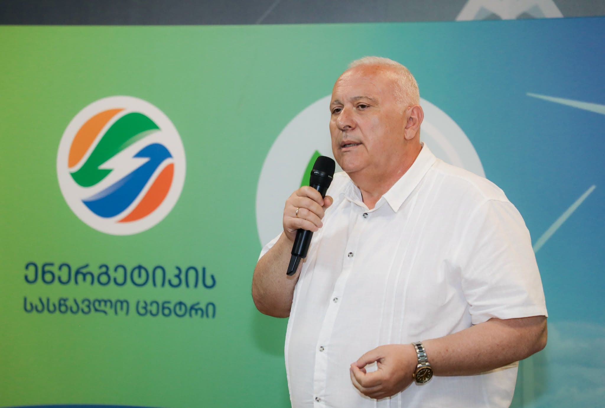 დავით ვერავამ ენერგეტიკის სასწავლო ცენტრის პროექტის გამარჯვებულები დააჯილდოვა