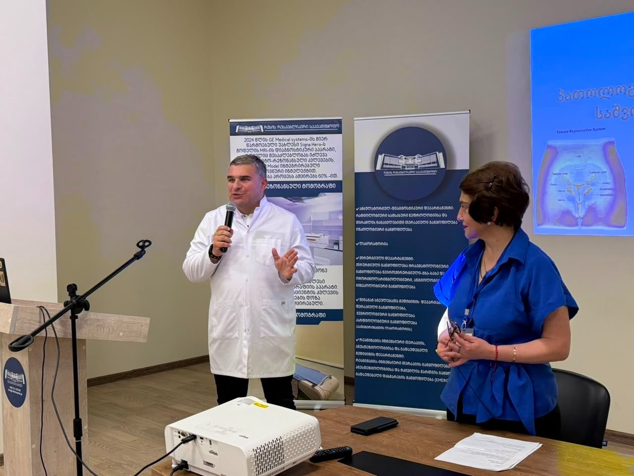 სამედიცინო ჰოლდინგის ორგანიზებით, რუხის რესპუბლიკურ საავადმყოფოში რეგიონის ექიმებისთვის პრაქტიკული კონფერენცია ჩატარდა