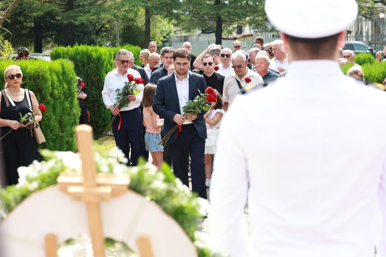 ფოთის მერი: „ქედს ვიხრი ჩვენი გმირების ხსოვნის წინაშე. მათი სახელები, თავდადება და გმირობა არასოდეს მიეცემა დავიწყებას“ - image 2