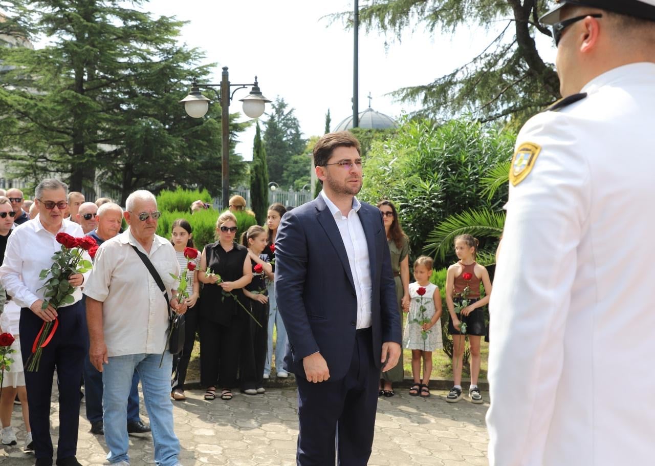 ფოთის მერი: „ქედს ვიხრი ჩვენი გმირების ხსოვნის წინაშე. მათი სახელები, თავდადება და გმირობა არასოდეს მიეცემა დავიწყებას“